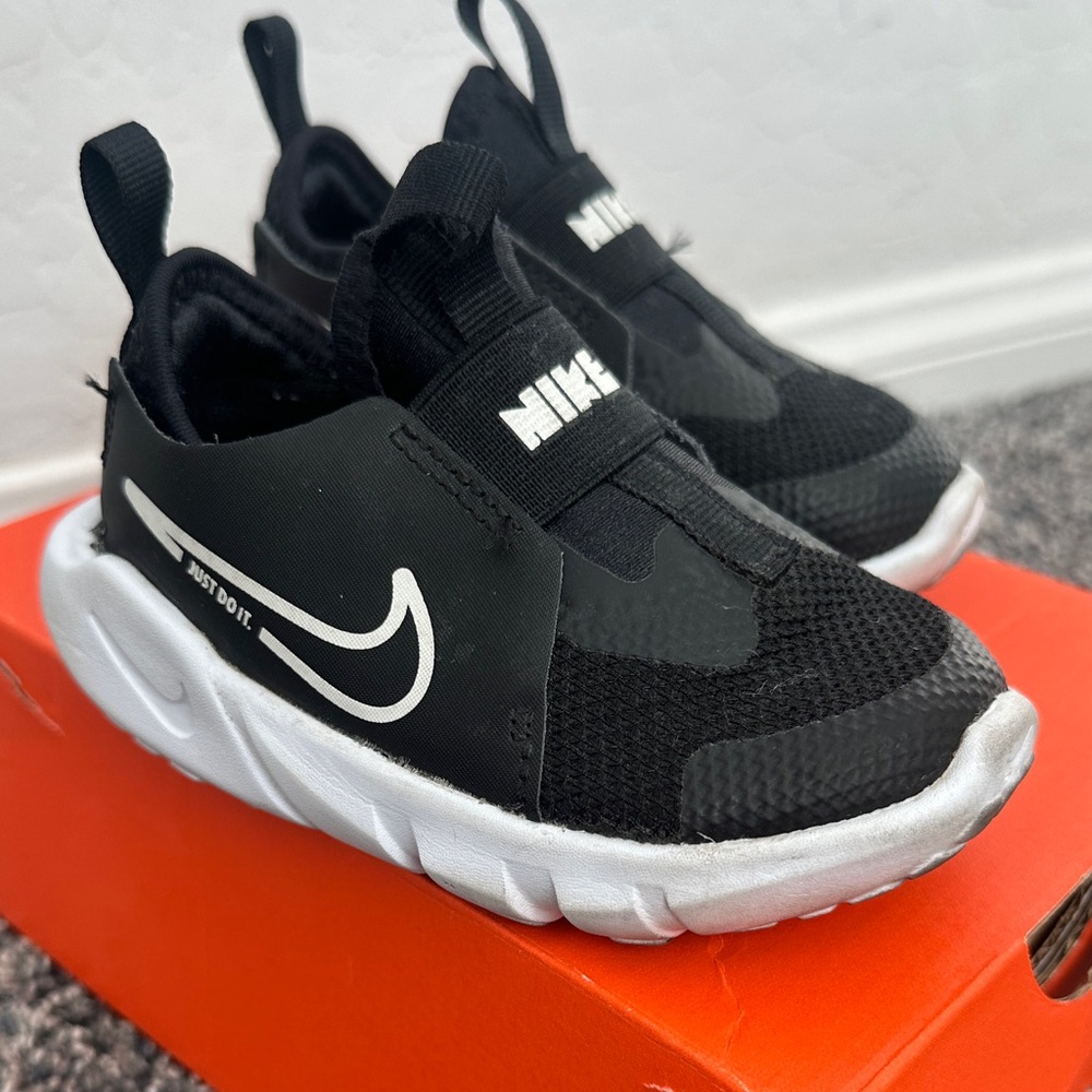 Nike Flex Runner 2 size 6c